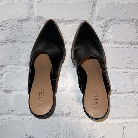 Shoes - Black Abound Shoes.  Size 6M.  Good condition.